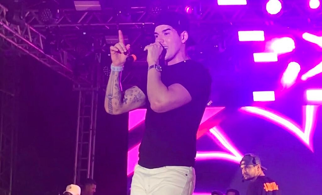 ZÉ VAQUEIRO ARRASTA MULTIDÃO E FAZ HISTÓRIA NO ENCERRAMENTO DO FESTIVAL DA MELANCIA EM JATOBÁ DO PIAUÍ